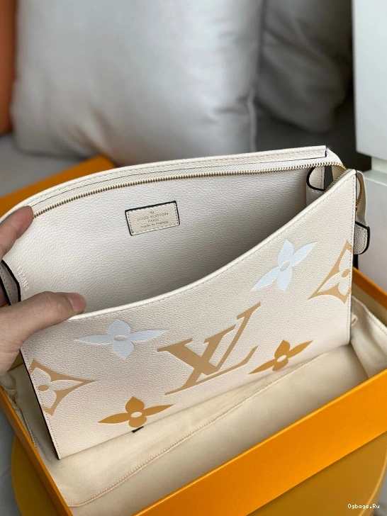 26 LOUIS POUCH VUITTON TOILETRY 0329